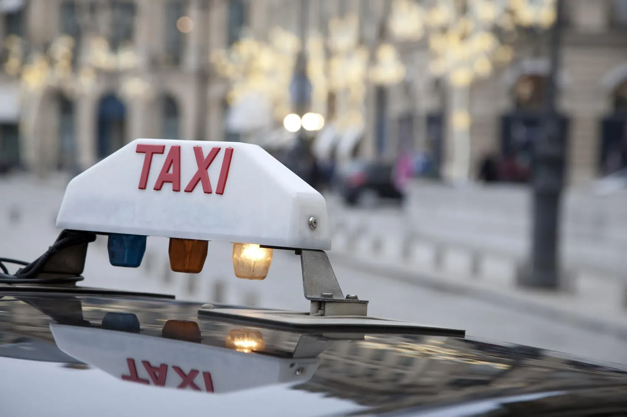 Lanterne de toit d'un taxi dans une rue