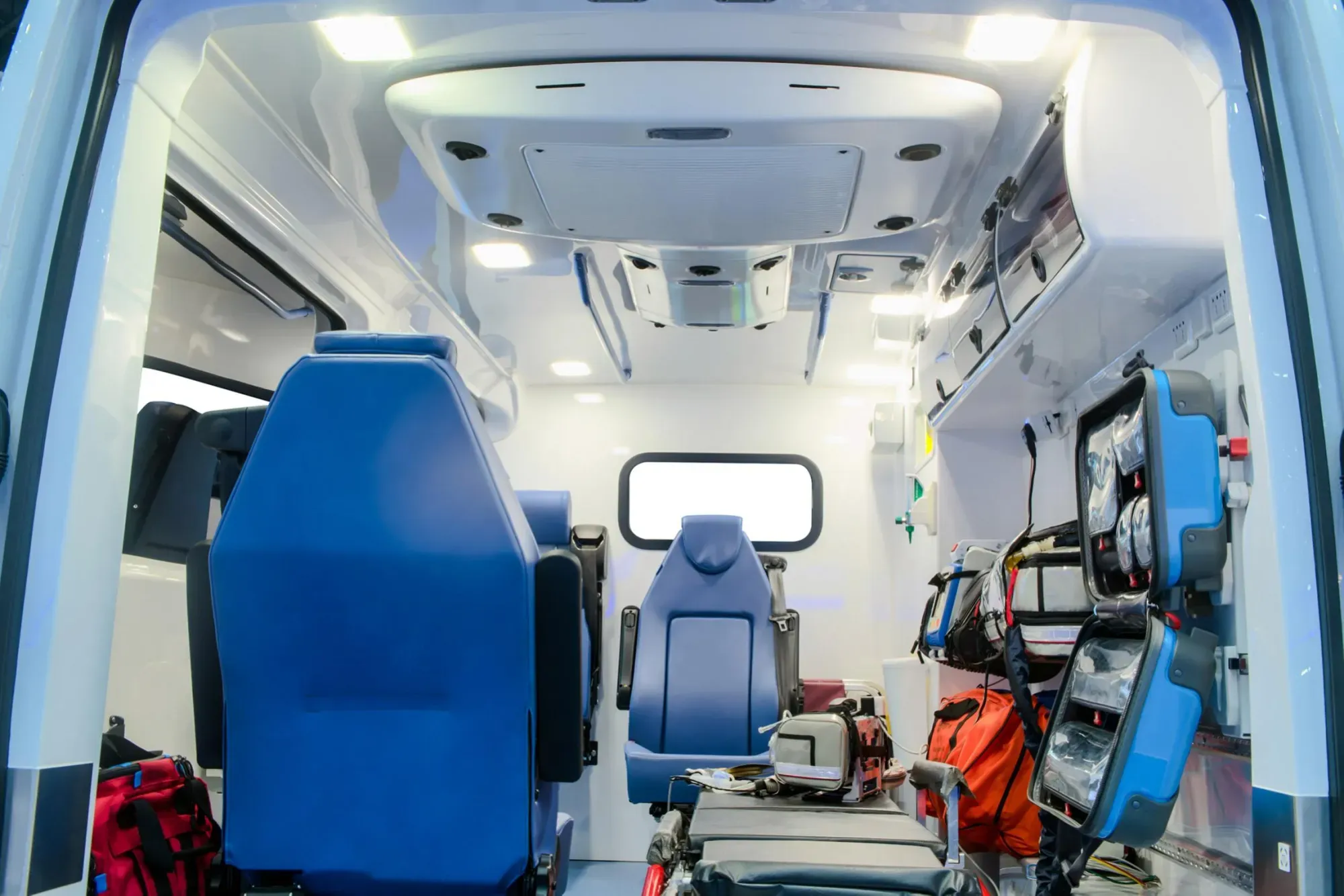 Intérieur d'une ambulance équipée de sièges et de matériel médical