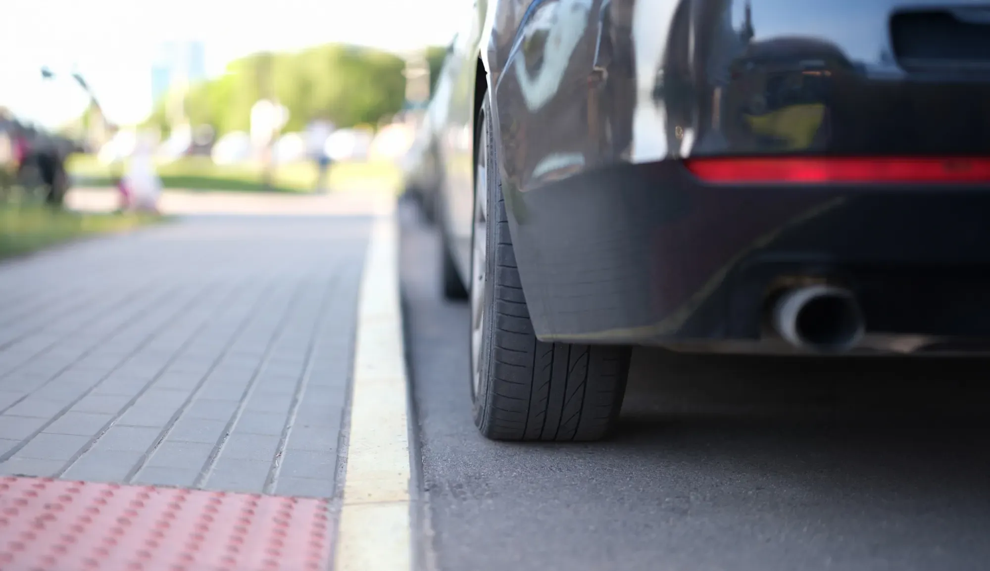 Arrière d'un véhicule garé le long d'un trottoir