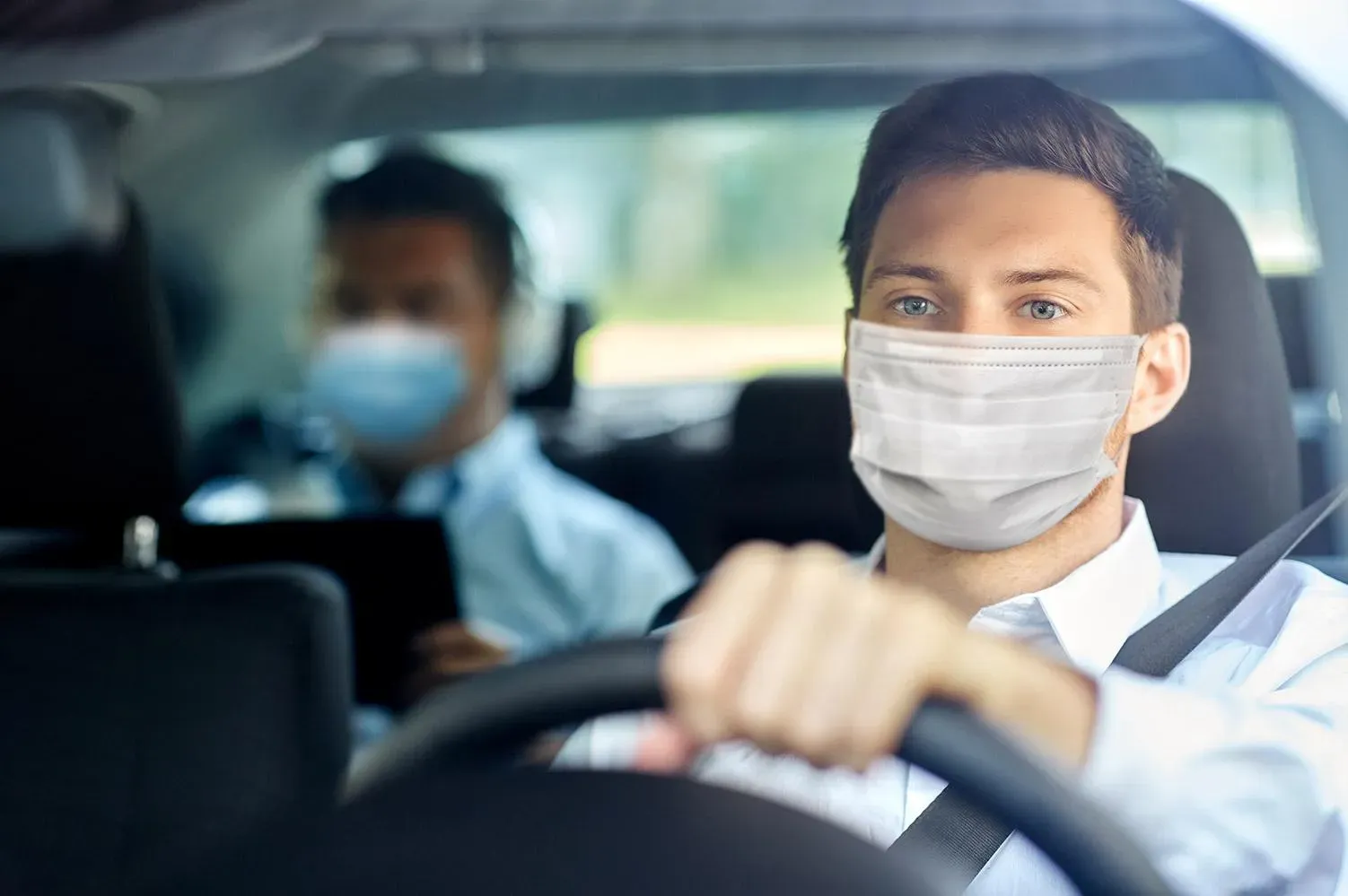 Chauffeur masqué au volant, passager à l'arrière