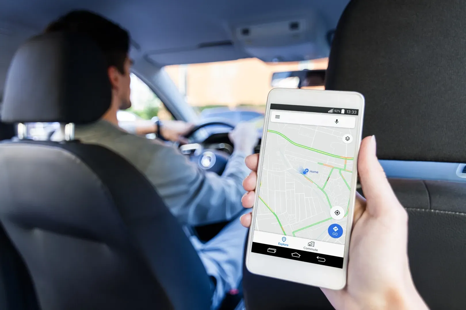 Chauffeur consultant son itinéraire sur un smartphone