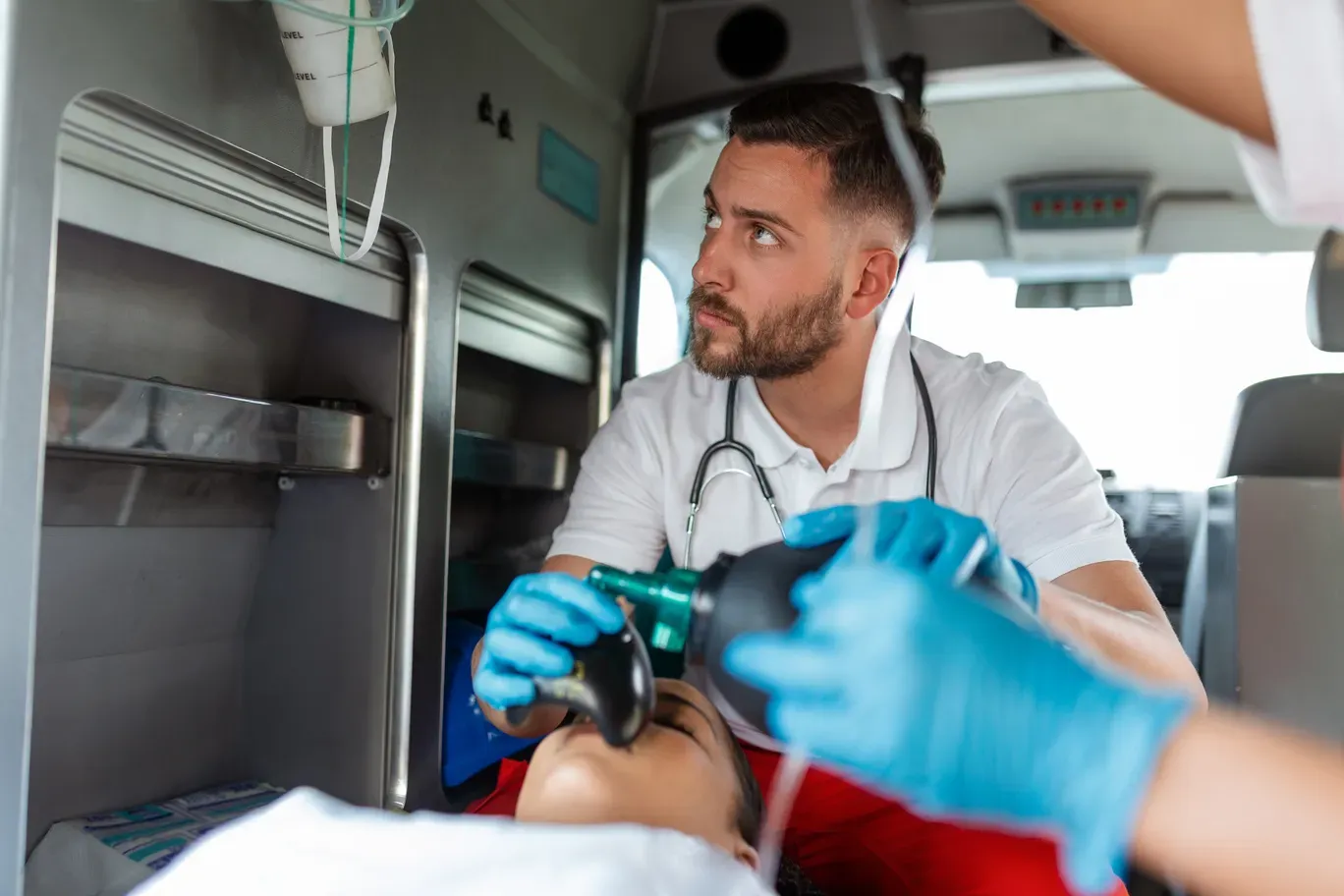 Ambulancier prenant en charge un patient à l'intérieur d'une ambulance